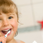 子どもの歯の健康を守るために知っておきたい！年齢別に見る最適な歯磨きの方法と正しいケアのタイミング、親が実践すべき注意点とは